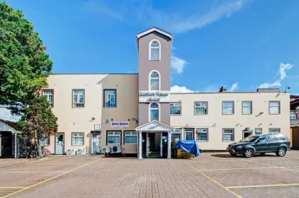 OYO Bostons Manor Hotel