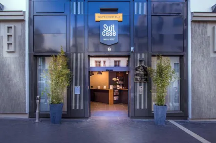 Best Western Plus Suitcase Paris La Defense